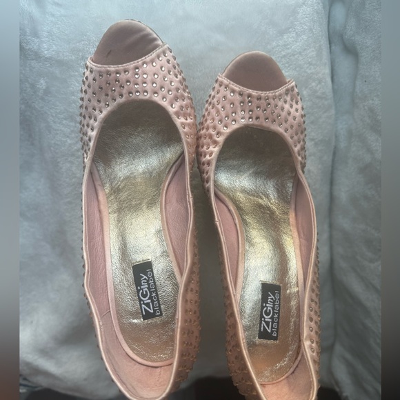 Gold-tone high-heeled shoes with crystal details, ideal for special occasions. - Picture 5 of 8